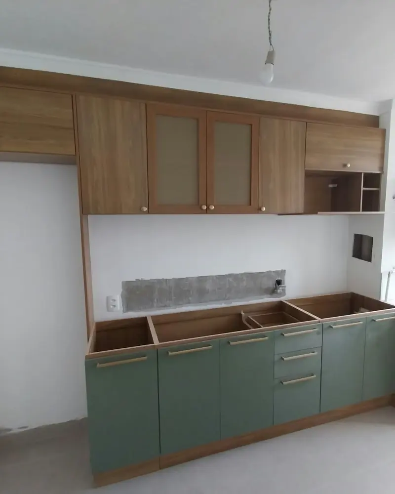 Cozinha com aéreos de vidro, trabalho da Life Montagens