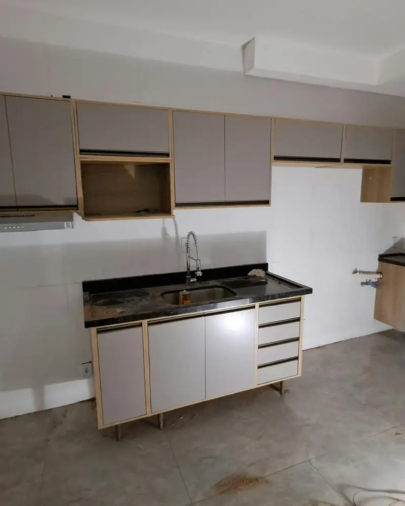 Cozinha com balcão de pia, trabalho da Life Montagens