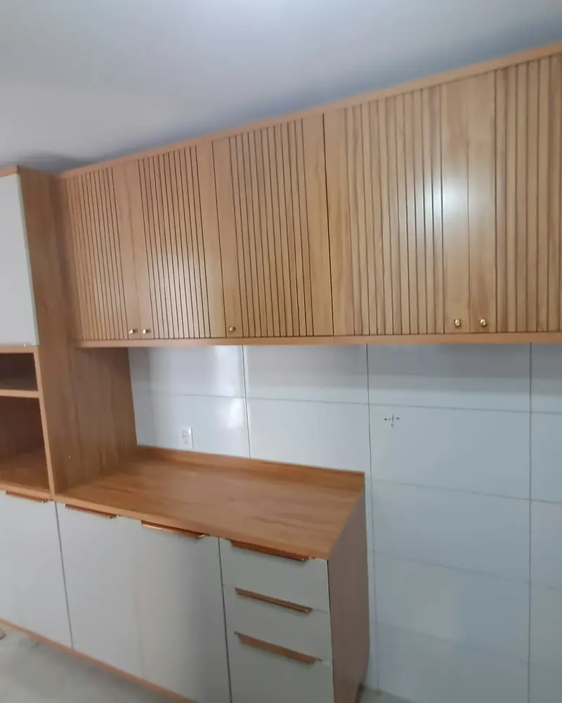 Cozinha com portas ripadas, trabalho da Life Montagens