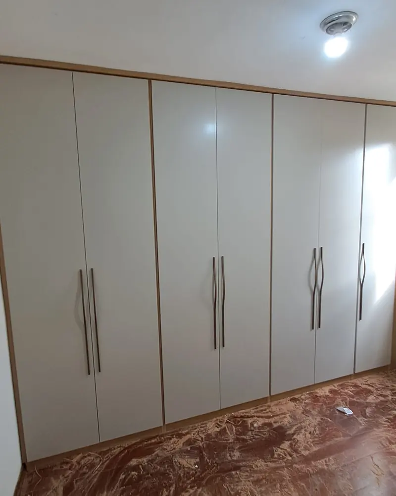 Guarda-roupa de seis portas, trabalho da Life Montagens