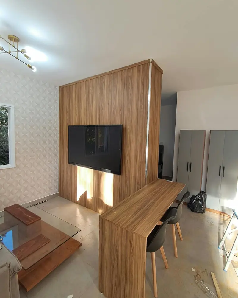 Painel de TV com escrivaninha, trabalho da Life Montagens