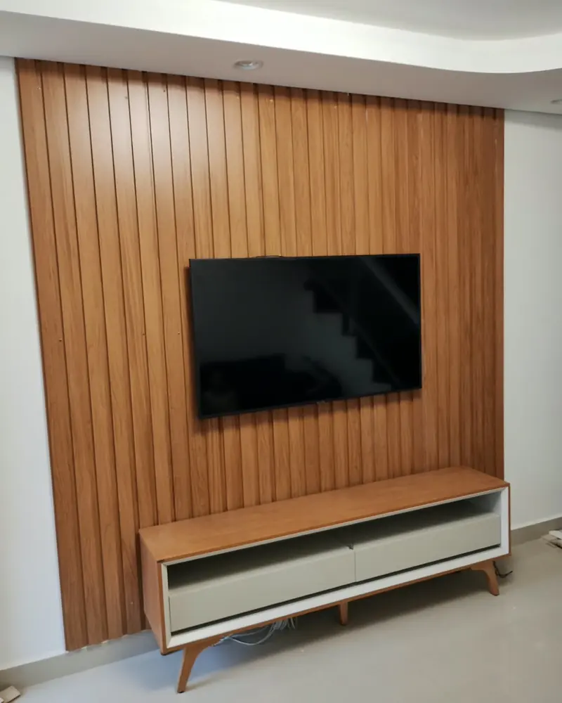 Painel ripado com rack para TV, trabalho da Life Montagens