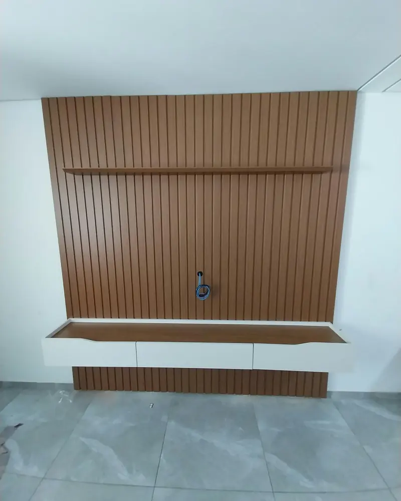 Painel ripado com rack suspenso, trabalho da Life Montagens