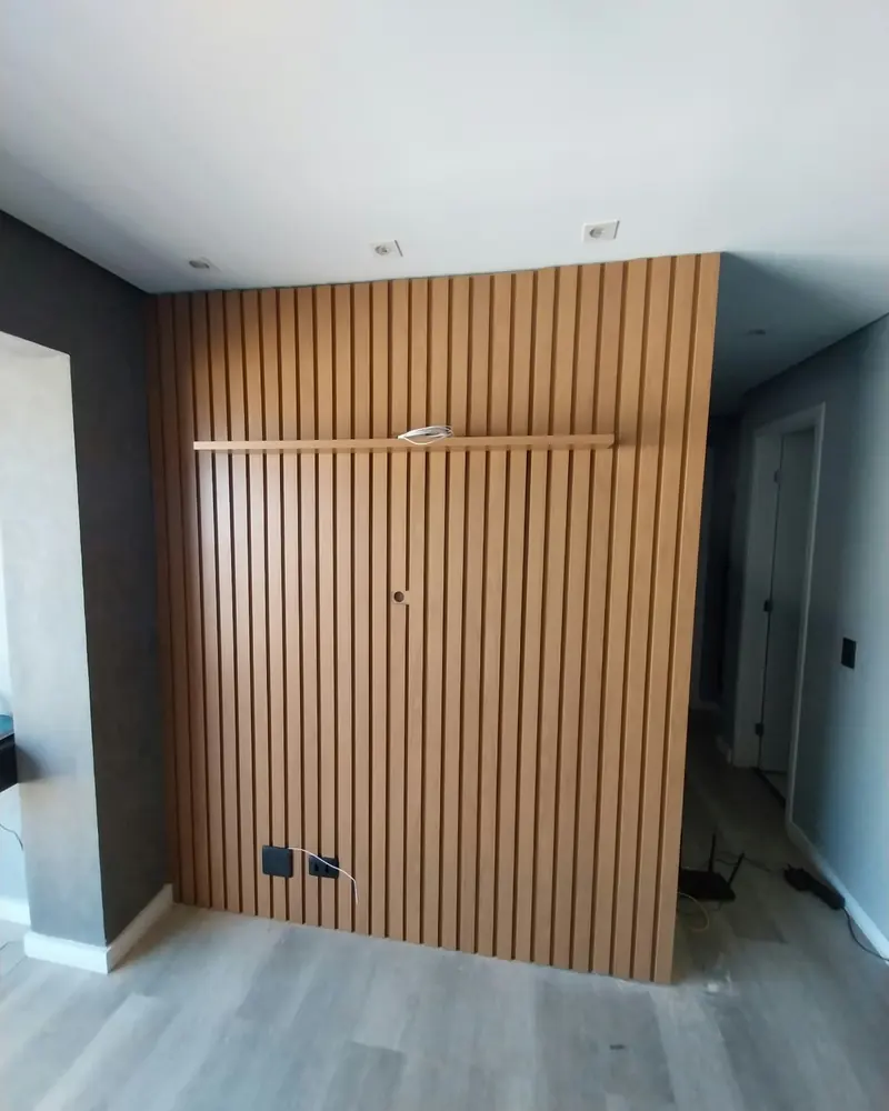 Painel ripado de parede, trabalho da Life Montagens