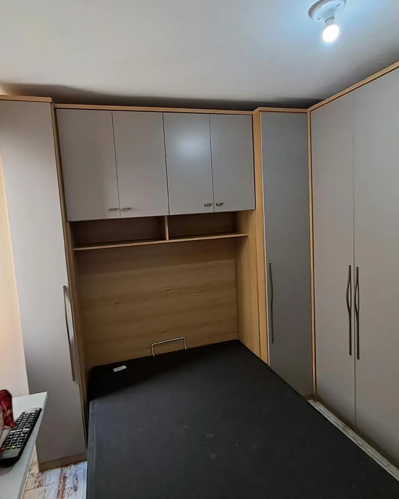 Quarto com guarda-roupa e aéreo, trabalho da Life Montagens