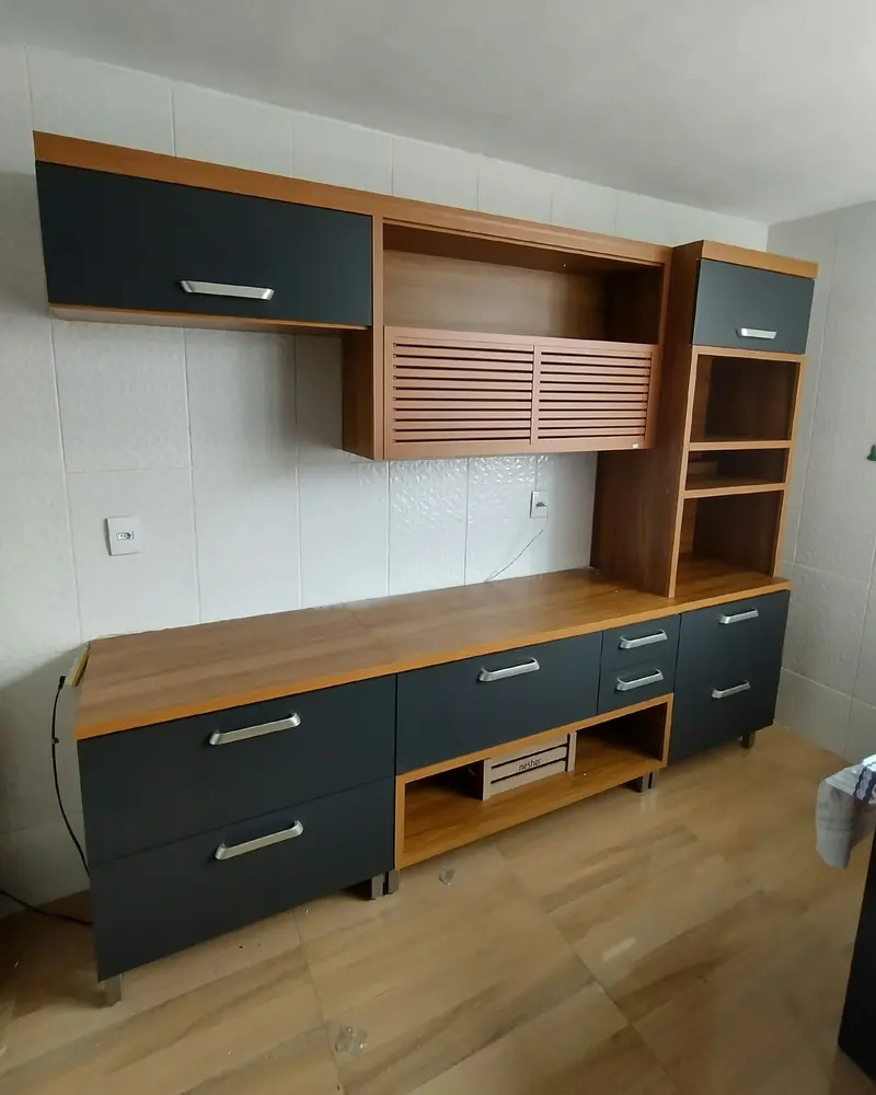 Rack com nichos e armário aéreo, trabalho da Life Montagens